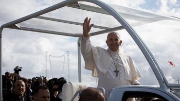 Papa Francisco questiona fé de cristãos que consultam horóscopo