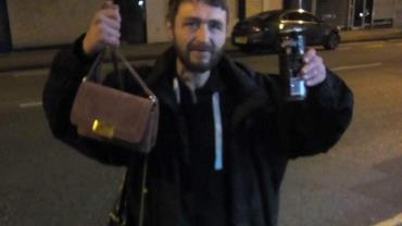 Morador de rua devolve bolsa perdida após procurar a dona por dois dias