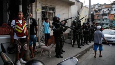 Terceiro dia de ocupação na Rocinha tem moradores nas ruas e comércio aberto