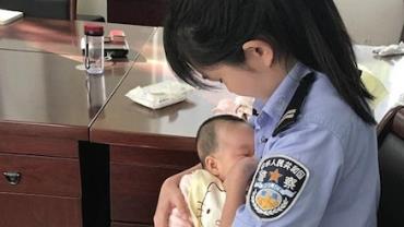 Foto de policial amamentando bebê de suspeita viraliza na web