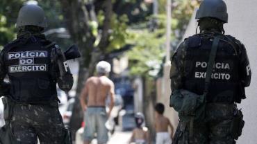 Militares usam detectores de metal e de material químico em buscas na Rocinha