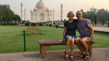 Homem morre ao cair de templo indiano durante volta ao mundo com a esposa