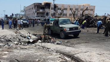 Atentado com caminhões-bomba deixa mais de 200 mortos na Somália