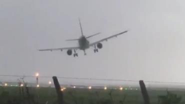 Vídeo mostra avião 'lutando' contra ventos de até 128 km/h para pousar em aeroporto na Irlanda