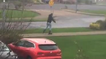 Homem é flagrado andando de patins durante passagem de furacão Ophelia na Irlanda