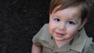 Garoto de 2 anos morre esmagado após ser atingido por cômoda
