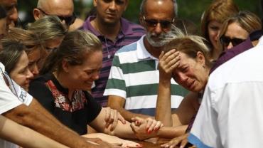 Adolescentes mortos durante ataque em escola são sepultados em Goiânia