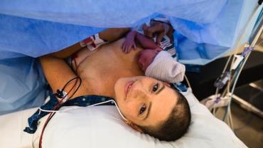 Mulher dá à luz bebê saudável após fazer quimioterapia durante gravidez