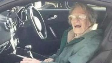 Motorista de 107 anos recebe multa por ter 'demorado demais' para voltar para carro