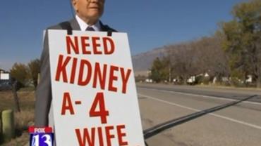 Idoso consegue rim para a esposa após caminhar diariamente com placa pedindo doação
