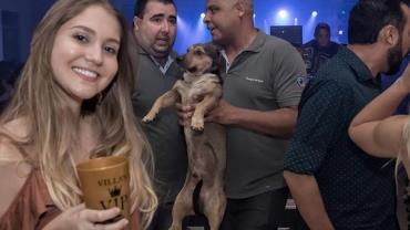Foto de cachorro "penetra" sendo "expulso" de balada viraliza na web