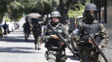 Polícia e Forças Armadas fazem operação na Ilha do Governador (RJ)