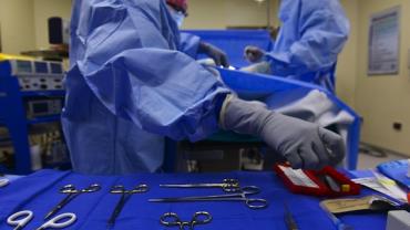 Cirurgião admite ter gravado suas iniciais no fígado de pacientes