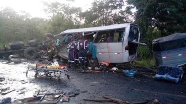 Acidente deixa pelo menos 13 mortos em rodovia no norte de Minas