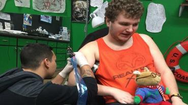 Após 5 anos, jovem autista consegue fazer primeira tatuagem