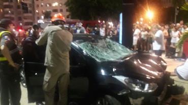 Carro invade calçadão da Praia de Copacabana e deixa feridos