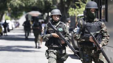 Mortes violentas aumentam e apreensões de fuzis diminuem com presença de Forças Armadas no Rio