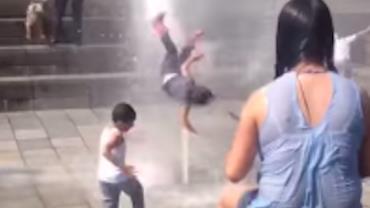 Criança é arremessada por jato de água no México e viraliza