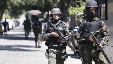 Forças Armadas e agentes de polícia realizam operação na comunidade Kelson's no Rio