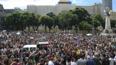 Marielle e Anderson são homenageados durante velório na Câmara Municipal