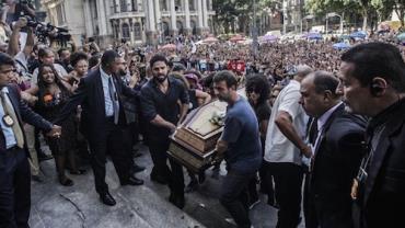 Corpos de Marielle Franco e motorista são enterrados no Rio de Janeiro