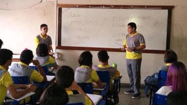 Com professores em greve, alunos se revezam no comando das aulas em Manaus
