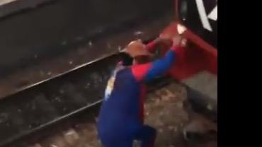 "Homem-Aranha" é preso ao tentar parar trem em São Paulo