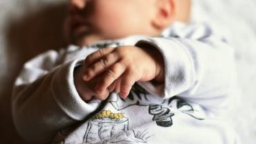 Bebê nasce quatro anos após os pais morrerem em acidente de carro