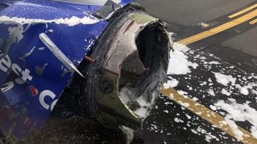 Avião faz pouso de emergência nos EUA após explosão em motor