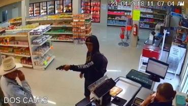 Veja o vídeo! Homem reage a assalto e desarma ladrão no México