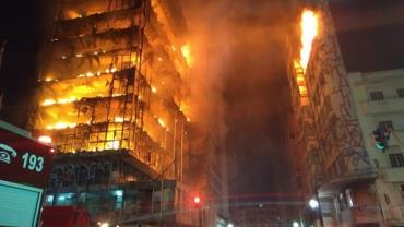 Prédio desaba após incêndio no centro de São Paulo