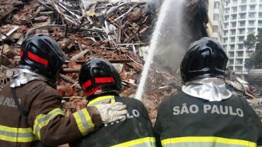 Bombeiros trabalham no resgate de quatro possíveis vítimas de incêndio em SP