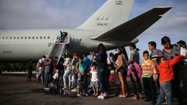 Em Boa Vista, 871 venezuelanos são levados de praça para abrigos