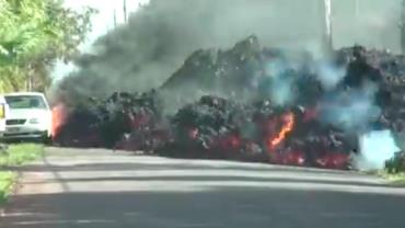 Vídeo mostra o momento em que carro é tomado por lava de vulcão no Havaí