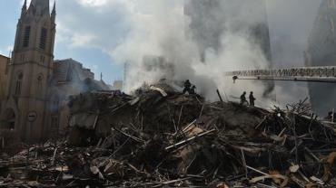 Bombeiros localizam 2º corpo em escombros de prédio no centro de SP