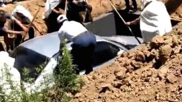 Fã de automóvel, chinês é enterrado dentro do próprio carro