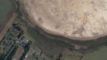 Pênis gigante de 85 metros aparece em lago em Geelong, na Austrália