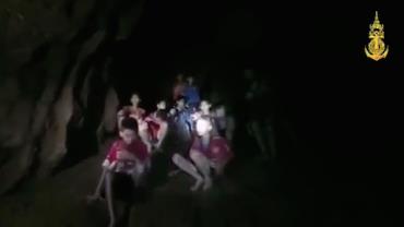 12 adolescentes encontrados dentro de caverna em Tailândia podem ficar meses presos