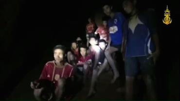 Tailândia divulga novo vídeo de meninos presos em caverna