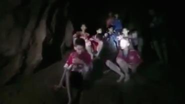 Garotos presos em caverna na Tailândia avisam a familiares que estão bem