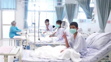 Primeiro registro de meninos resgatados de caverna na Tailândia em hospital é divulgado na internet