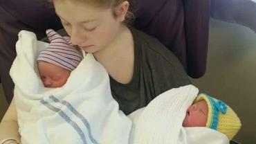 Sem saber que estava grávida, mulher dá à luz gêmeas em banheiro