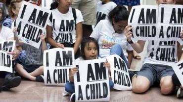 Governo Trump ainda mantém 700 crianças separadas dos pais