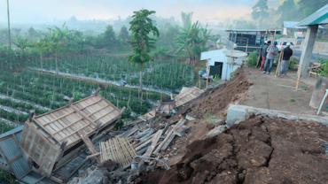 Forte terremoto deixa mortos e feridos na Indonésia