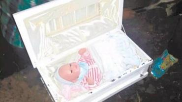Homem descobre boneca em caixão após mulher fingir enterro de bebê