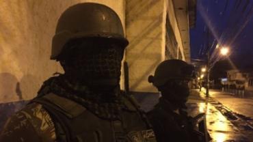 Policiais e militares fazem operação contra traficantes no Rio