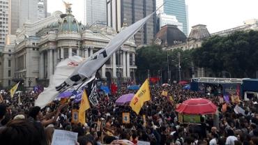 Ato de "luto pelo Museu Nacional" reúne multidão na Cinelândia, no centro do Rio
