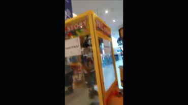 Criança fica presa dentro de máquina de brinquedos em shopping de Maceió; vídeo