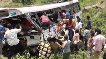 Acidente de ônibus deixa vários mortos no sul da Índia; vídeo mostra resgate dos corpos