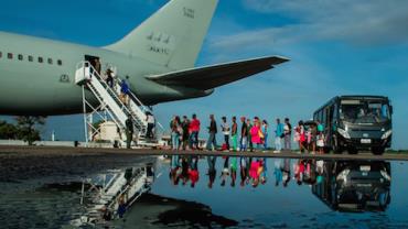 230 venezuelanos saem de Roraima em voo da FAB com destino ao Paraná e Rio Grande do Sul